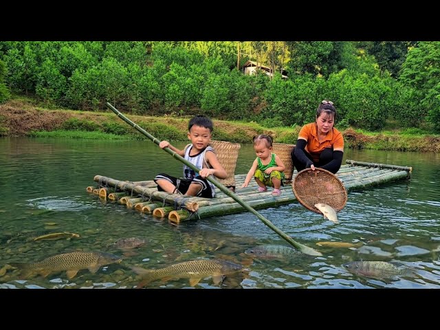 Building bamboo boats to search for food in the wilderness.