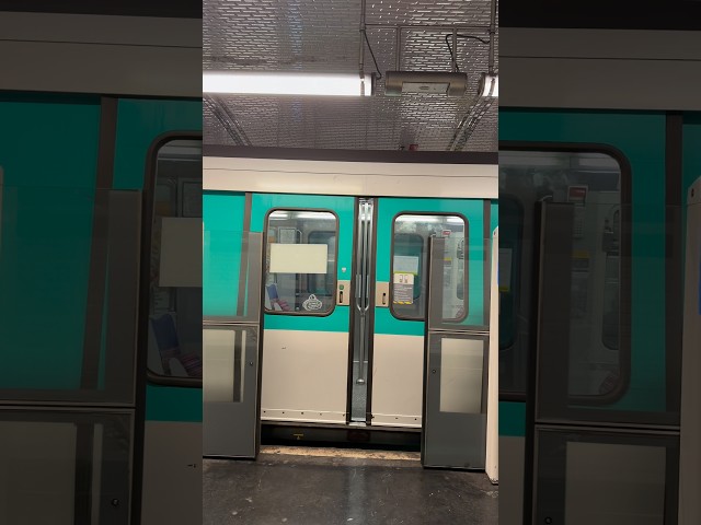 🔥 Ouverture puis fermeture automatique du MF77… regardez bien ! #shorts #subway #metro #ratp #idfm