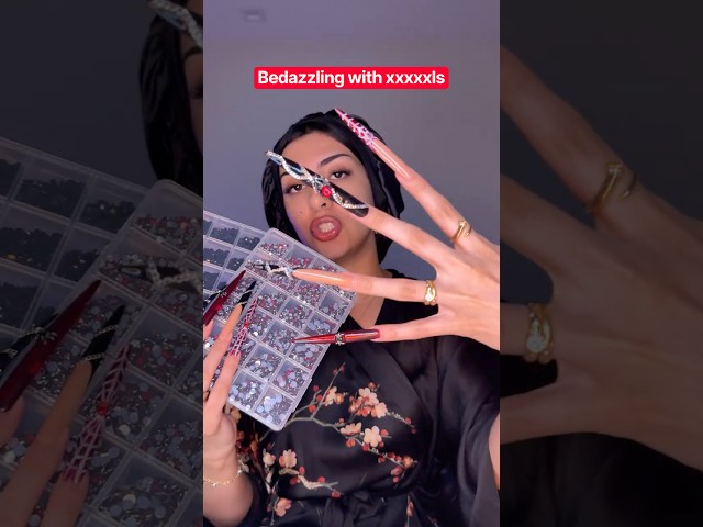 I bedazzled my face with xxxxl nails😥