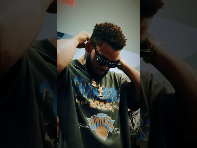 @Karl-Anthony Towns gets his official Knicks championship chain 💎