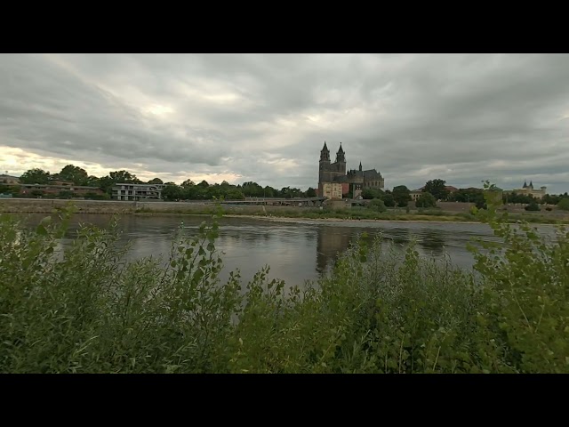 Magdeburg - Blick über die Elbe zum Dom an einem regnerischen Tag - VR180