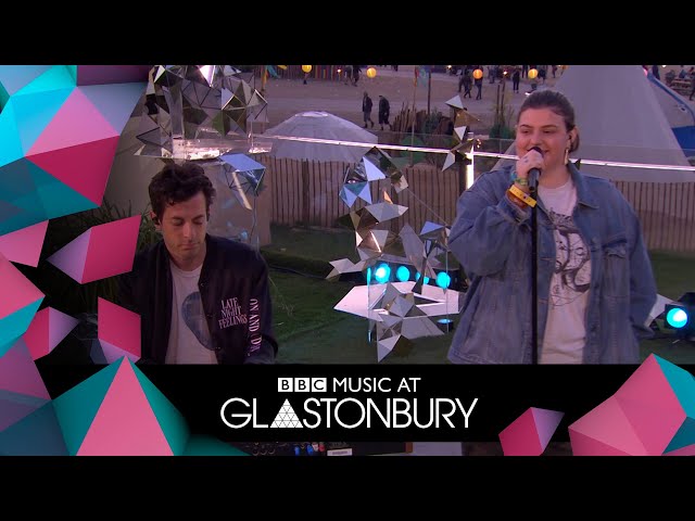Mark Ronson performs Don't Leave Me Lonely with YEBBA in acoustic session at Glastonbury 2019