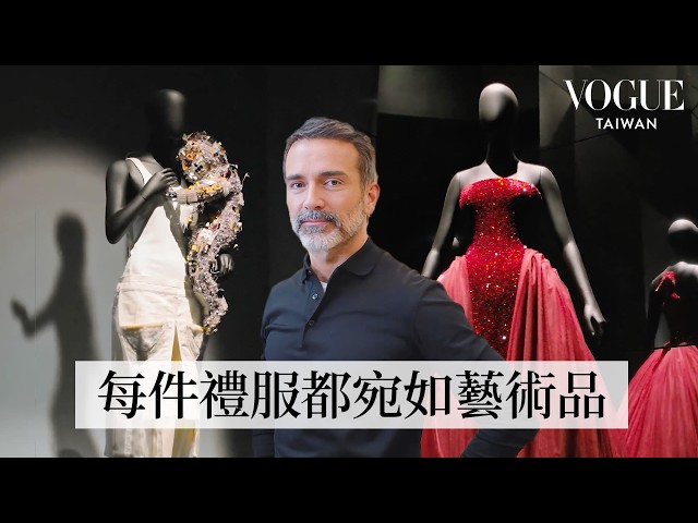 跟著Schiaparelli創意總監Daniel Roseberry深入典藏展覽：從第一件作品、轟動世界的龍蝦禮服到亞莉安娜奧斯卡造型，以藝術之名打造時尚傳奇｜我的家物室｜Vogue Taiwan
