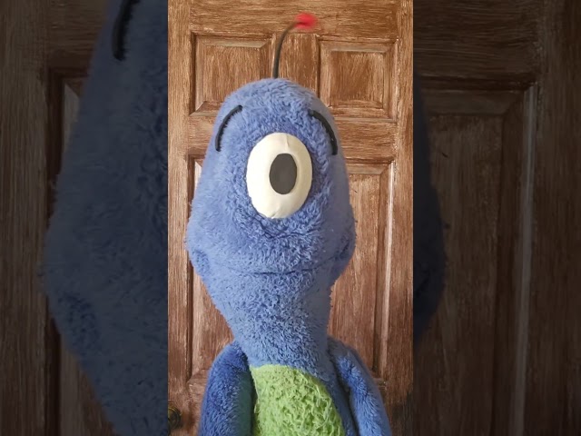 NUNCHUCK HIGH FIVE TO THE FACE? ALIEN REACTS! BLOOOB #nunchuks #funnyfails #comedy