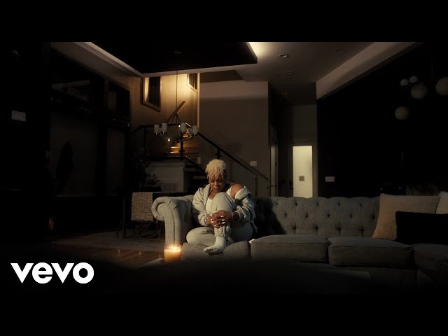 Tasha Cobbs Leonard - The Hand That Keeps Holding Me