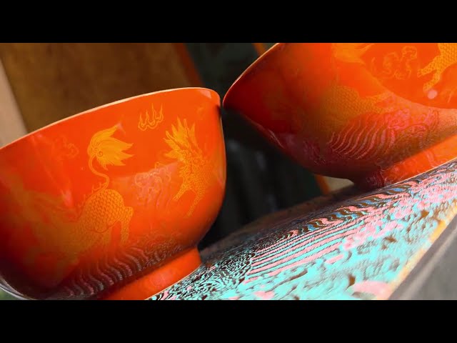 一對描金礬紅綠松麒麟送子碗 A Pair of Iron-red Turquoise & Gold decorated Bowls Depicting the Qilin Bestowing Son