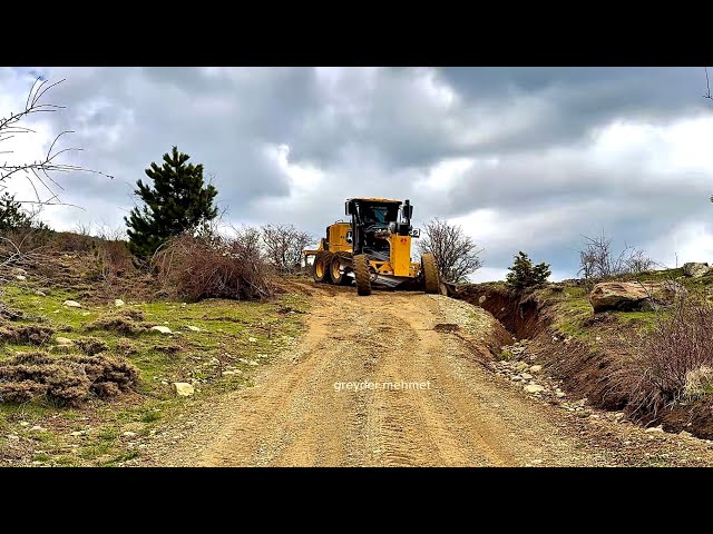 How the Deere 670 grader created mountain roads. #motorgrader #grader #johndeere
