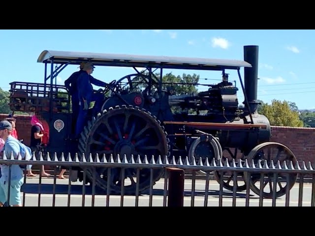 Full size and model Steam Traction (Maitland Steamfest 2017)