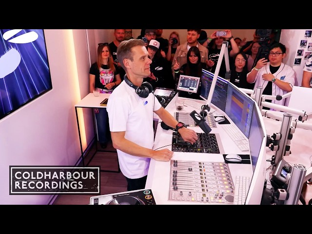 Derek Vo & Lovlee - Away | Live on A State of Trance 1268
