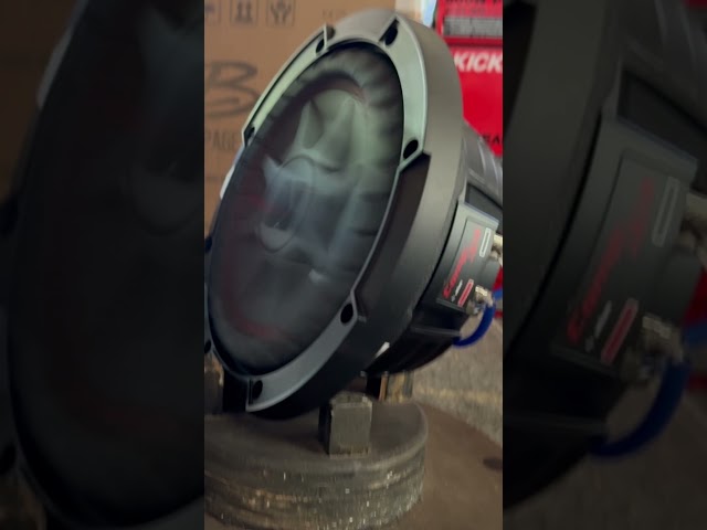 @KICKER CWRT 8”   Flexing Free Air Muscle on 800RMS!!!