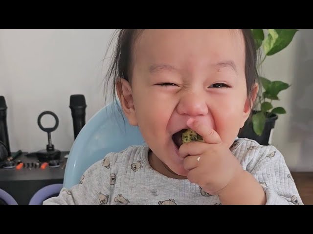Making an easy breakfast with my 1 yr old | Cooking together 