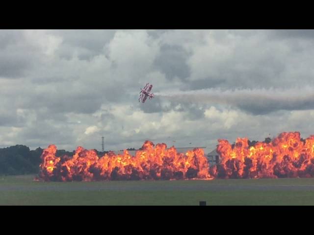 Spectacular "fire flight" - Farnborough 2016 Air Show