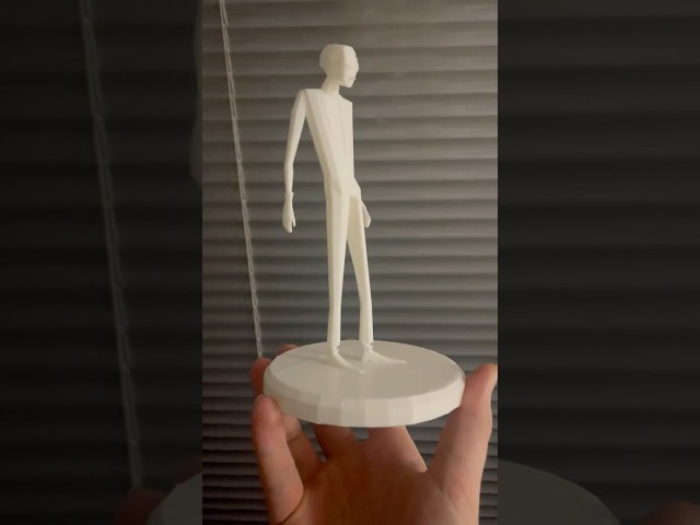 3D Printing the first Character i`ve ever done in Blender! The Suit Guy.