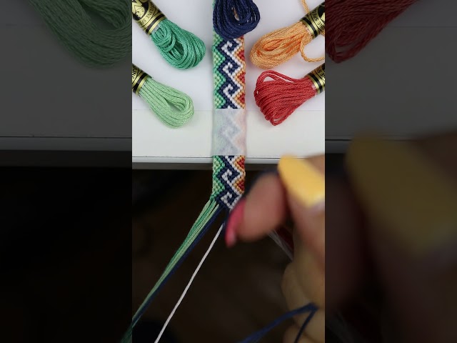 The Summer Wave bracelet is so fun! The tutorial is up now 🌊
