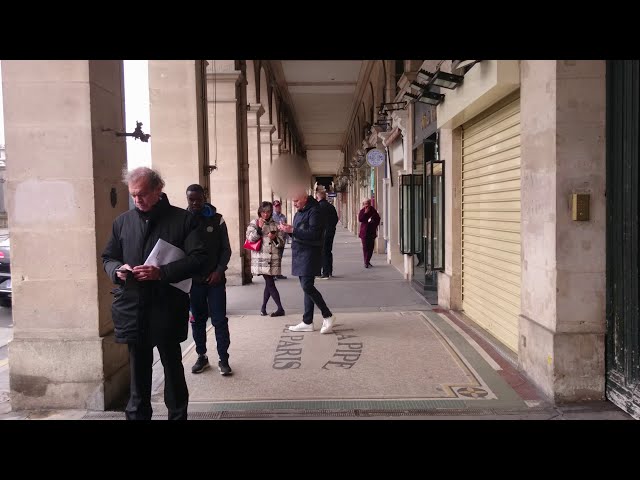 A litte walk in Paris during the first day of lockdown. 4k street ambience around the Louvre