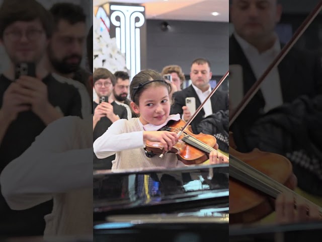 Child PRODIGY SISTERS play Vivaldi Winter with me on the violin in Rome Airport! 🎻😍