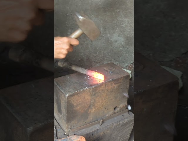 "Blacksmith's Forging Technique – Master Splits Red-Hot Metal with Axe & Hammer!"
