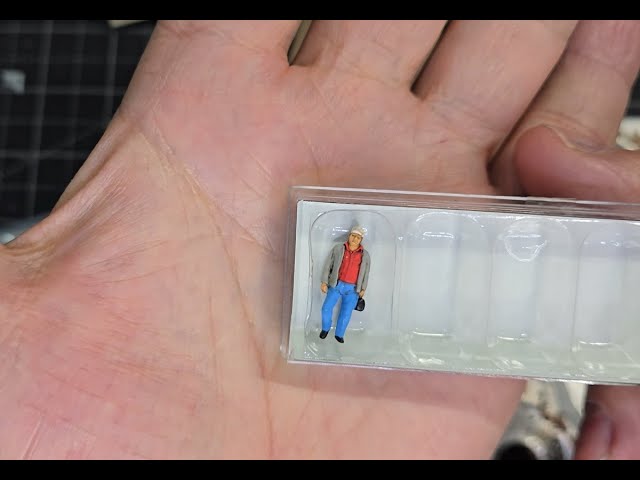 Detailing HO Scale Figures using washes.