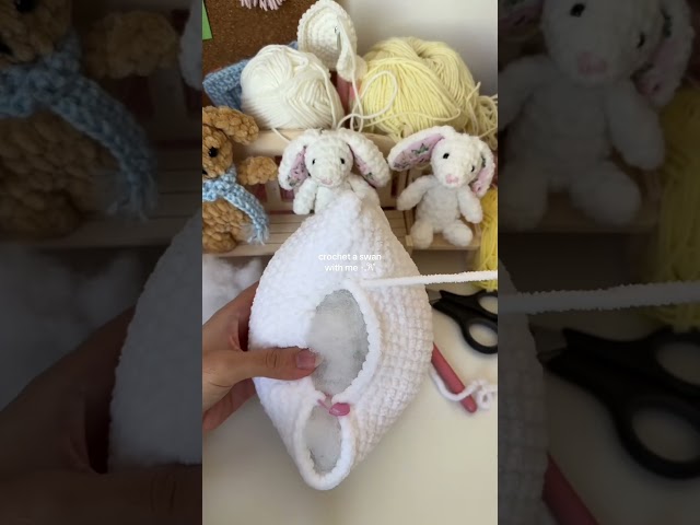 crocheting my favourite swan plushie🧚🏻 free pattern and tutorial is on my channel! #crochet #craft