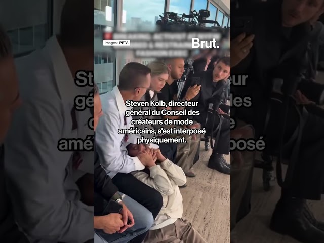 Des militants animalistes de l’association PETA perturbent un défilé de COS à la Fashion Week