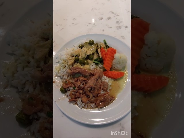 Thai Lunch at Bangkok Airport #shorts #thaifood #prioritypass #airportloungeaccess  #foodie