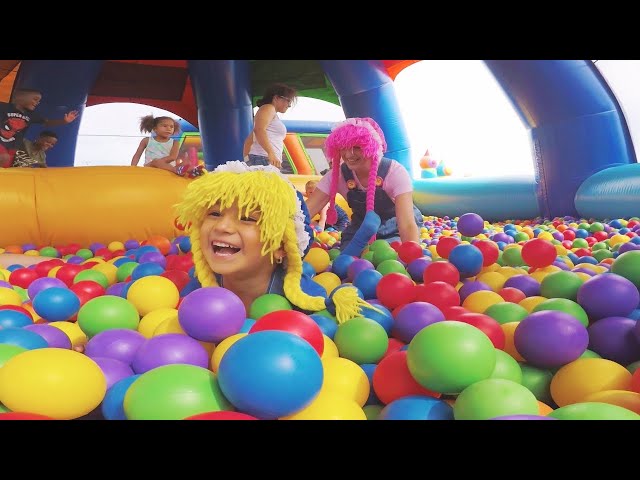 Montañas y Toboganes Inflables con Pelotas S3:E157