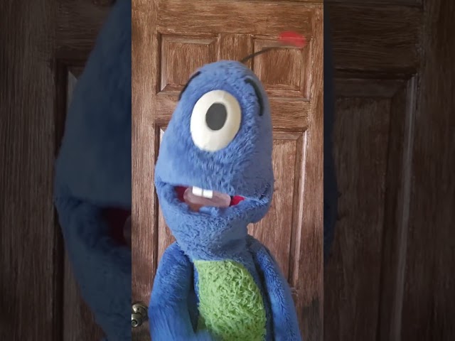 ZOMBIES SHOP AT WALMART? ALIEN REACTS! BLOOOB #funnyvideo #zombie #puppets #comedy