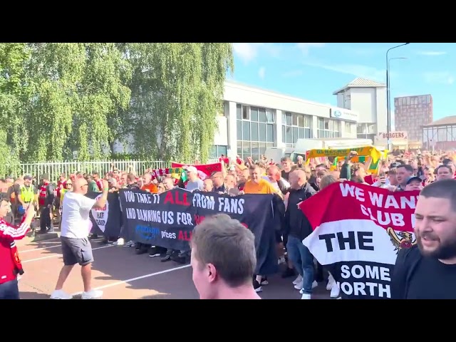 Man United fans protest before Man City derby
