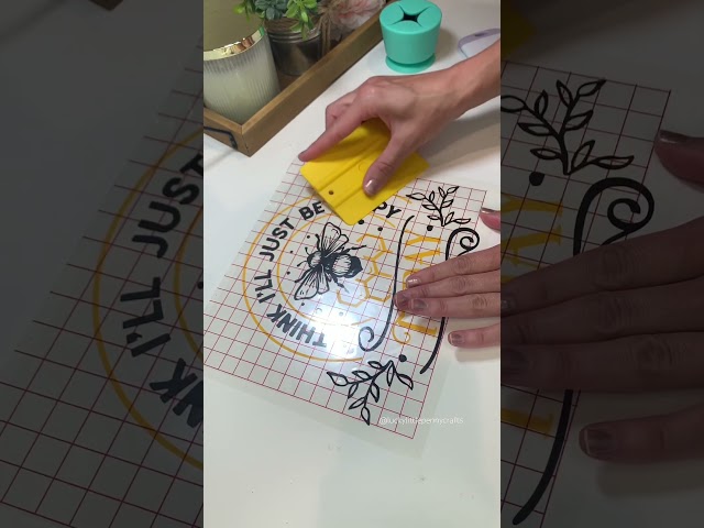 Cricut hack for layering vinyl ✨🐝 #cricuttutorials #cricutcrafts #diycrafts