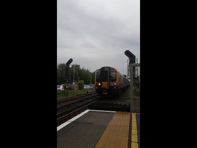 450 559 Arriving Winchester on a gloomy overcast Wednesday