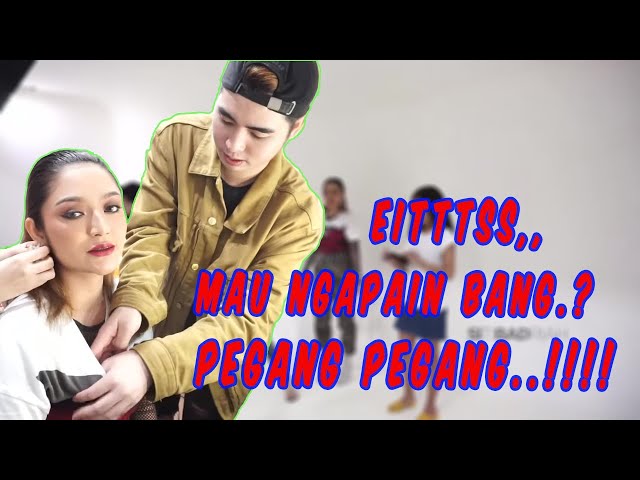 Eitttss,, mau ngapain bang pegang pegang? - photo session