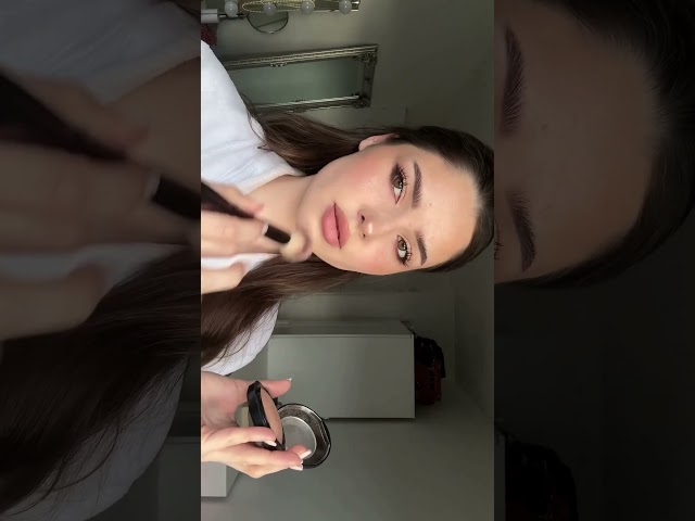 Makeup touch ups π€