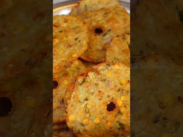 కరకరలాడే సొరకాయ గారెలు😋 Full Recipe👆#shorts #youtubeshorts #garelu  #sorakayagarelu #healthysnacks