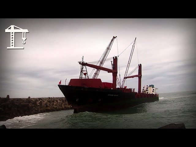 Dragging Agulhas Ashore: How 8 Chain Pullers Beat South Africa's Wild Coast