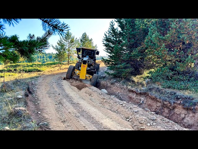 How the Deere 670 Grader Repairs Giant Cracks in the Road #grader #motorgrader #badroads