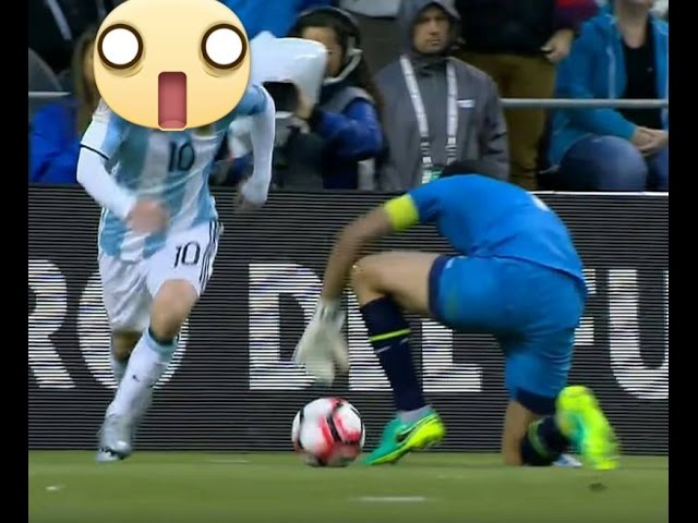 Messi humiliates Goalkeeper with AMAZING nutmeg !