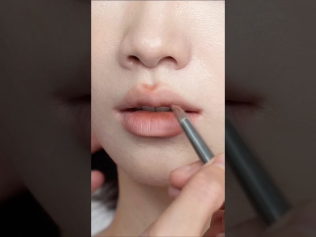 Lip contour tutorial by Pro-MUA💄💋 #makeup #lipgloss #lipstick