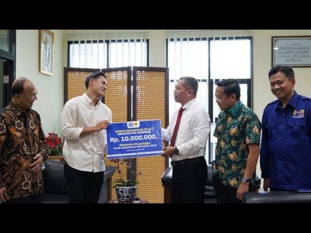 USM NEWS - ALFEANDRA DEWANGGA MAHASISWA S1 ILMU HUKUM MENDAPAT PENGHARGAAN DARI REKTOR USM