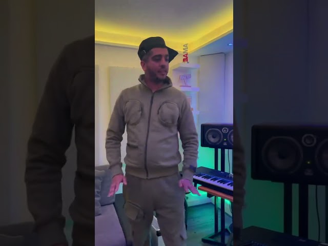 Making the @sn1giggs1 ‘Banglez Ting’ beat 🎹