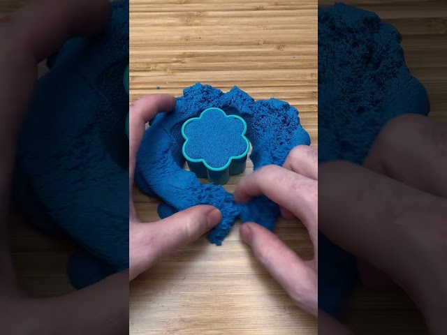 ASMR Blue Flower Mold and Smush #KineticSand #Shorts