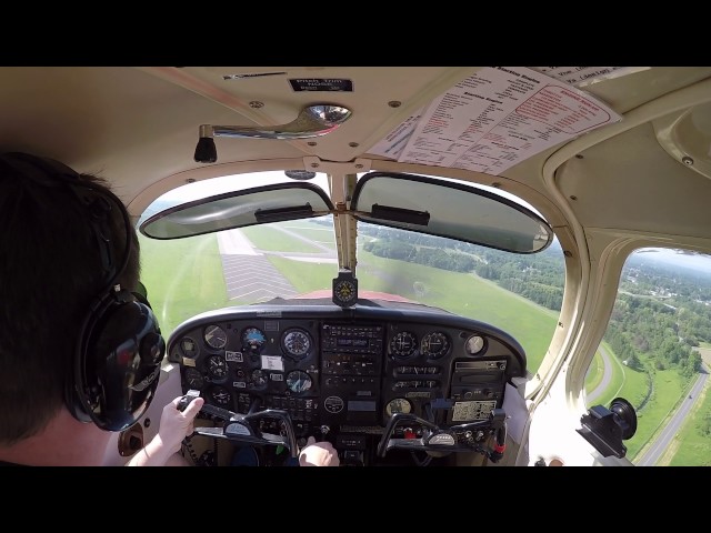 Piper Cherokee landing in gusty crosswind