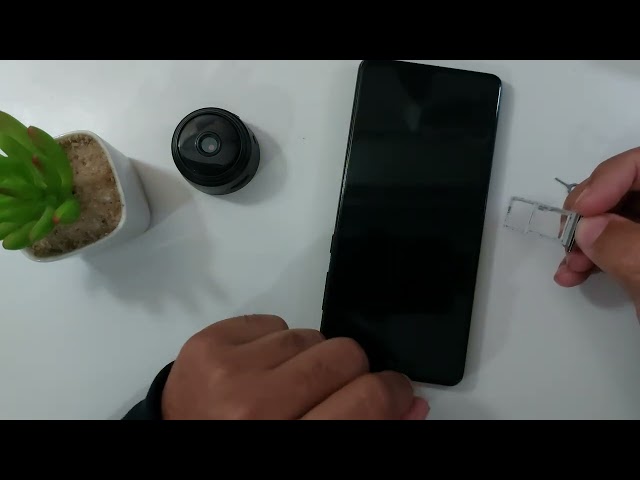 How to insert the SIM card into your Motorola Moto G35