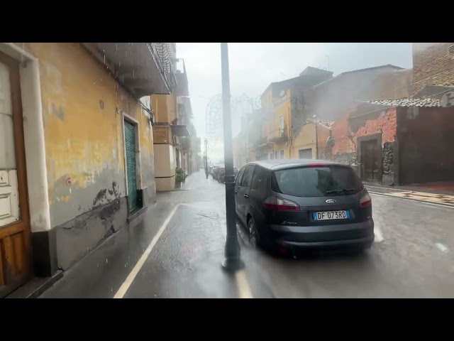 Violento acquazzone ad #Adrano in provincia di Catania