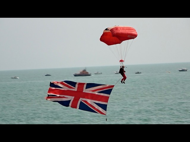 🇬🇧 Sea Ditch! Red Devils Army Parachute Display Team at Eastbourne Airshow