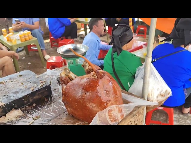 The roasted pork market sells as much roasted pork as vegetables. ASMR