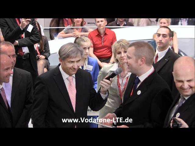 Vodafone LTE auf IFA 2011 (Berlin) - Bürgermeister Klaus Wowereit auf dem Vodafone Messestand