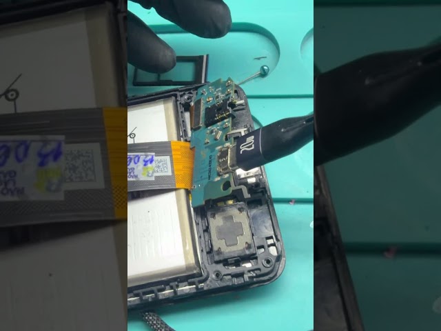 Is your phone not charging and showing a yellow triangle on the screen? Learn how to fix it! 🔥