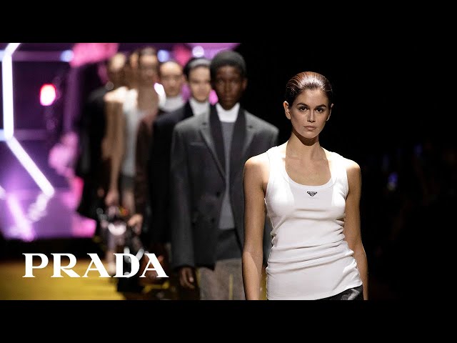 A 360° experience into Prada FW22 Womenswear Collection