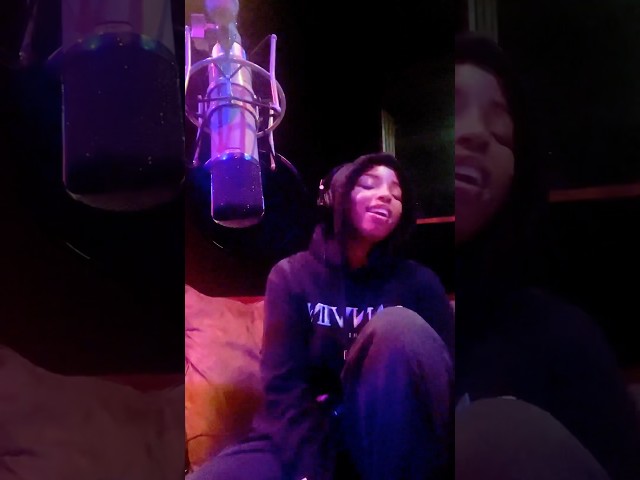 took a break in the studio last night to cut one of my fav songs right now 🙇🏽‍♀️