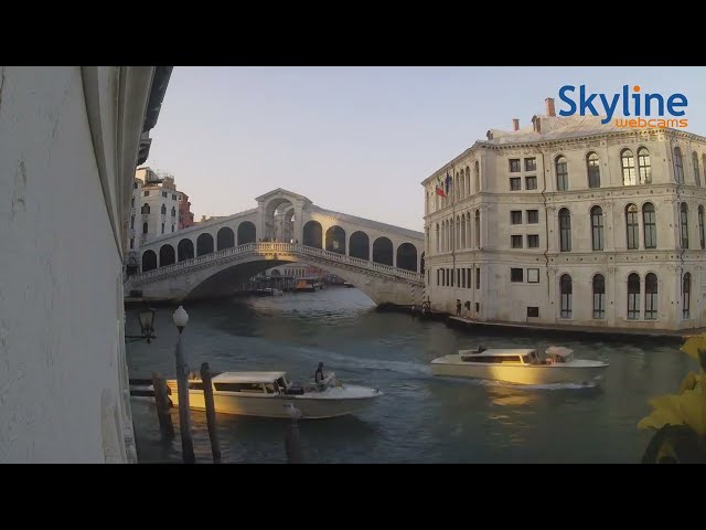Capturing the Rhythm of Venice: A Time-Lapse Journey at the Rialto Bridge